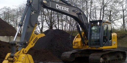 John Deere 225DLC Excavator Operation