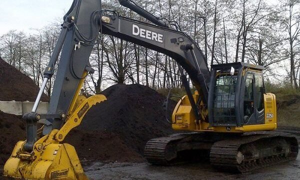 John Deere 225DLC Excavator Operation